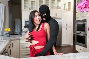 Cuộc sống hạnh phúc sụp đổ khi người chồng trở về bắt ngờ và thấy vợ yêu với sếp…