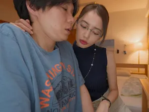 Một cô gái có ngoại hình ưa nhìn đang thủ dâm bằng một quả trứng rung trên ghế. Cận cảnh âm hộ rung lên khi đạt cực khoái và phun trào. Thật là hấp dẫn. Đừng bỏ lỡ nếu bạn thích nó.