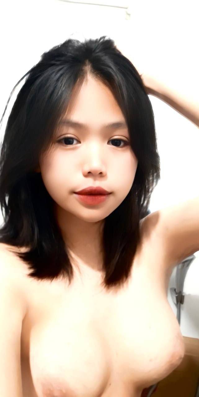 Không kiềm lại được anh xả tinh trùng vào lỗ lồn em