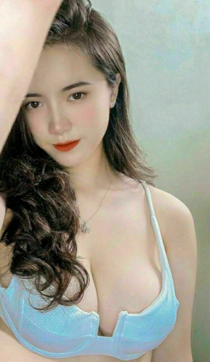 đứa cháu trai nghịch ngợm thường xuyên chui vô váy của “dì”